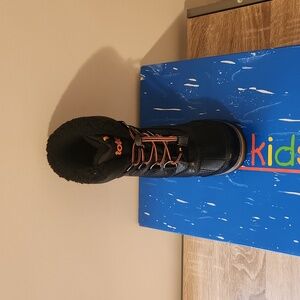 Gently worn Boys Tote high winter boot size 2 Black/Orange